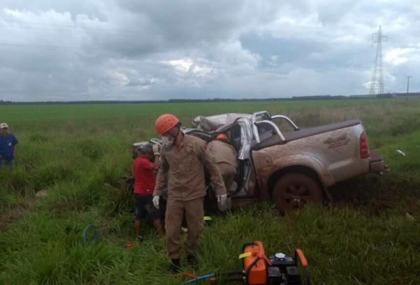 Acidente Entre Hilux E Carreta Deixa Um Morto E Um Ferido Na BR 267