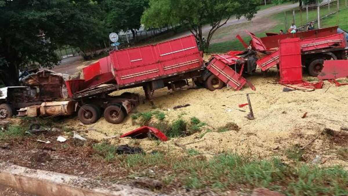 Carreta carregada soja perde o controle e tomba próximo ao