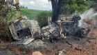 Caminh&atilde;o cheio de porcos bate em &aacute;rvores e pega fogo, bombeiro &eacute; atropelado ao atender acidente