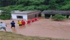 Bombeiros atuam em resgate de famílias desabrigadas pela chuva em Corumbá; Defesa Civil monitora