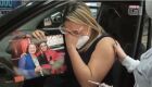 Emocionada ao receber vacina, jornalista leva foto da mãe morta por Covid