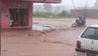 Chuva forte alaga rua no Los Angeles e quase leva motoqueiro