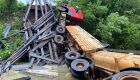 Acima do peso permitido, ponte n&atilde;o suporta e cai ap&oacute;s carreta bitrem tentar travessia em Bonito