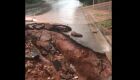 Temporal derruba muro de casas, cemitério e causa destruição em cidade de MS; veja VÍDEO