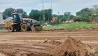 Equipe da prefeitura realiza terraplanagem onde será construída quadra coberta em Águas do Miranda