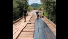 Equipes da Secretaria de Obras realizam manutenção da ponte sobre o Rio Laudejá em Bonito