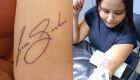 Fã desde os 14 anos tatua assinatura de Luan Santana 