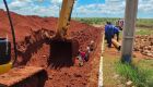 Trabalhadores ficam soterrados após barranco desmoronar em obra