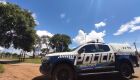 Condutor sem CNH foge da polícia, avança sinal e sofre queda em Bonito