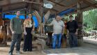 Prefeito visita ateliê de artesanato em madeira e destaca talento de artesãos locais
