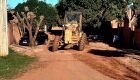 Servi&ccedil;o de patrolamento e cascalhamento &eacute; realizado nas  ruas da Vila Mimito