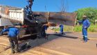 Equipe instala quebra-molas na MS-345, na entrada de Bonito