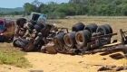 Rotat&oacute;ria mal projetada causa acidente com carreta em Bonito