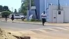 Suspeito de atacar adolescente com fac&atilde;o tenta fugir algemado em MS