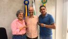 Prefeita Girleide Rovari presta homenagem ao Dr. Andr&eacute; de Almeida em sua despedida ap&oacute;s 13 anos
