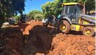 Obra  de drenagem &eacute; realizada na Rua 2 de Outubro, na Vila Don&aacute;ria