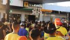 Homem briga durante show e quebra janela de viatura da PM 