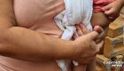 Mulher nega sexo ao marido e &eacute; agredida com filho no colo 