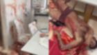 Jovem encontrado morto em casa estava com faca cravada no peito 