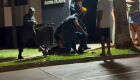 Homem &eacute; preso por agredir esposa gr&aacute;vida e causar confus&atilde;o 