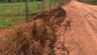 Prefeito acompanha cascalhamento da estrada que liga a fazenda ao Assentamento Santa L&uacute;cia