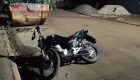 Motociclista realiza manobra perigosa, tenta fugir da pol&iacute;cia e sofre acidente