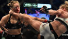 Com um nocaute espetacular, Holly Holm apaga Ronda e &eacute; a nova campe&atilde; peso-galo do UFC