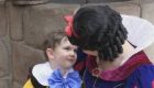 Na Disney, garotinho autista se apaixona pela Branca de Neve e comove a internet