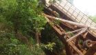 Ponte n&atilde;o suporta peso de caminh&atilde;o boiadeiro e desaba