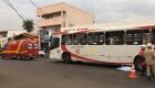 Motoqueiro invade preferencial e morre ao ser atropelado por &ocirc;nibus em MS