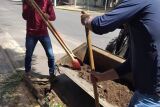 Secretaria de Obras de Bonito realiza limpeza de bocas de lobo pelas vias da cidade