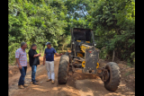 Prefeito acompanha patrolamento da estrada que dá acesso à Gruta Catedral