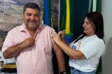 Prefeito de Bonito toma vacina contra a Influenza e incentiva população a se imunizar