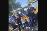 Crianças pedem para tirar fotos com agentes da Guarda Civil em Bonito