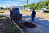 Equipe realiza limpeza das bocas de lobo na Rua das Flores
