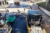 Prefeitura avan&ccedil;a com recapeamento da Rua das Flores