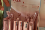 Liquida&ccedil;&atilde;o imperd&iacute;vel na MC Cosm&eacute;ticos: prateleira inteira com produtos por apenas R$ 5,00