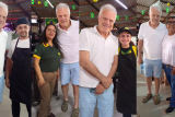 Pedro Bial &eacute; visto em restaurante em estrada de Dois Irm&atilde;os e tira foto com f&atilde;s