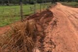 Prefeito acompanha cascalhamento da estrada que liga a fazenda ao Assentamento Santa L&uacute;cia