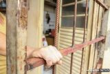 Jovem &eacute; espancada pelo namorado e foge pulando a janela de casa para pedir socorro  