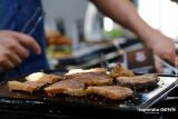 Homem pede m&eacute;nage com a esposa e uma amiga, leva n&atilde;o e se irrita durante churrasco 
