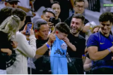 Garotinho corintiano sai escoltado pela PM ap&oacute;s presente de Neymar