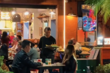 Burger na brasa, boa companhia e uma noite especial no Brasa Bonito