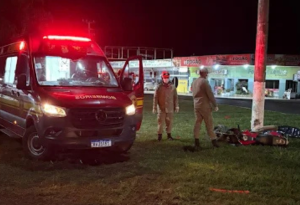 Motociclista de 20 anos morre em grave batida contra poste 