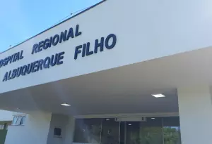 Mulher e criança de 1 ano ficam feridos durante queda de motocicleta