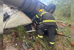 Carreta tomba em rotatória e homem morre preso às ferragens em MS