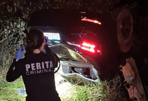 Carro colide com motocicleta, capota e mata homem em rodovia de MS