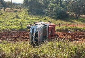 Pneu de ambulância estoura e veículo capota em MS