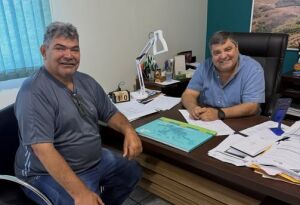 Josmail recebe amigo de 35 anos no gabinete e celebra aniversário de Valdir Bezourro