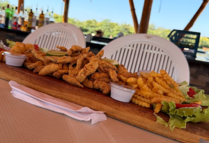 Um quilo de tilápia e drinks especiais para curtir a Praia da Figueira